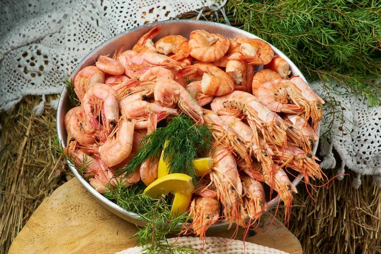 Цельное блюдо креветок, отварных