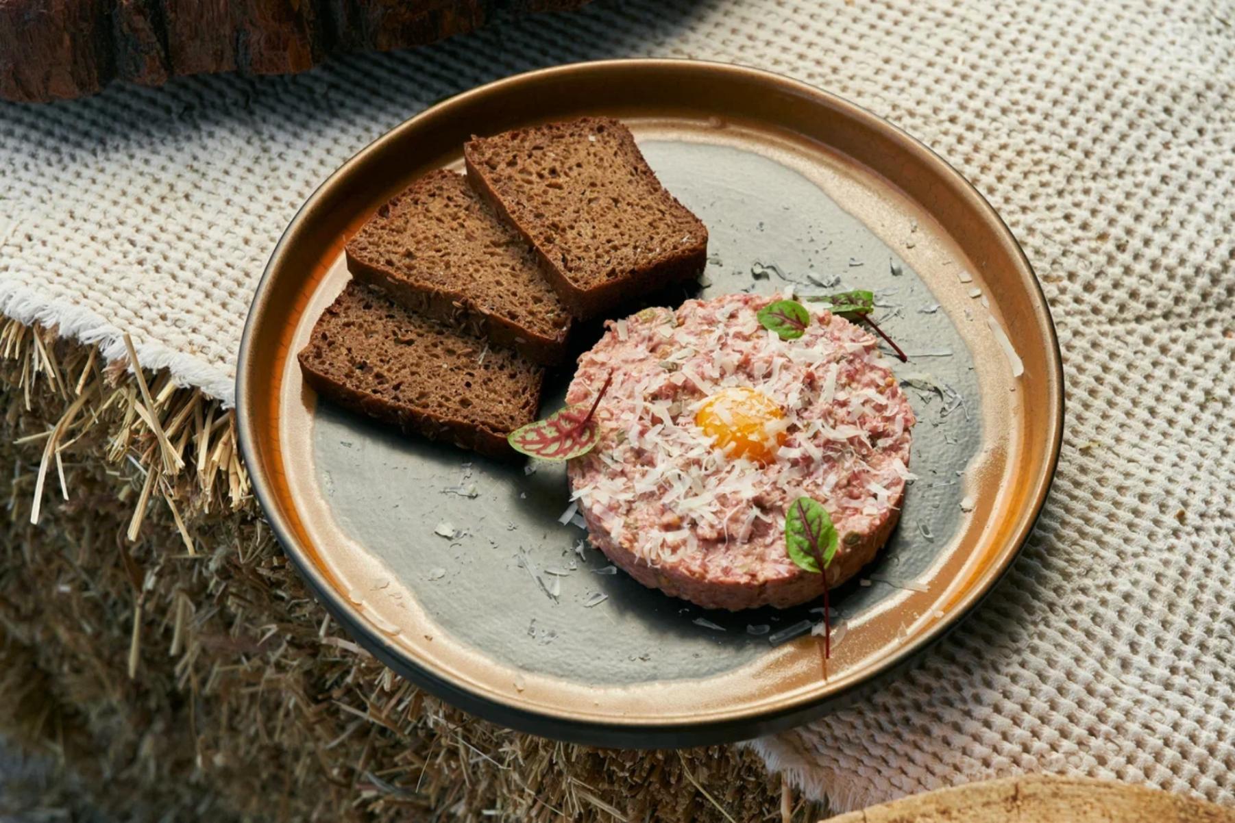 Тартар из мяса молодого бычка