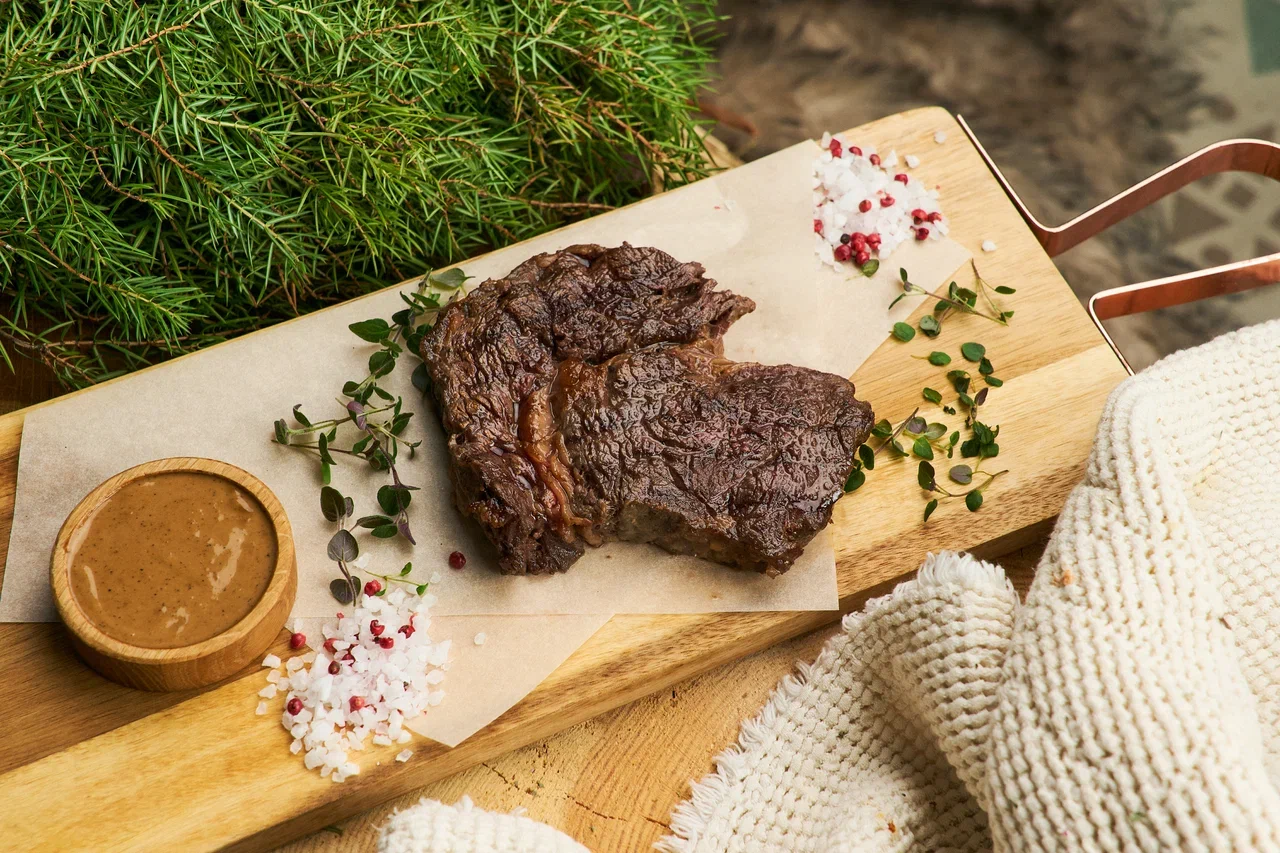 Стейк рибай прожарки на выбор, с перечным соусом