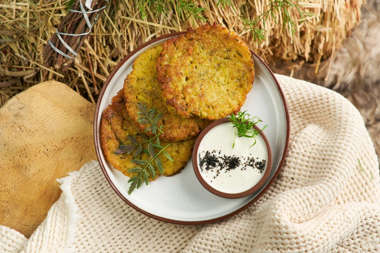 Драники золотистые, из деревенской картошечки с густой сметаной